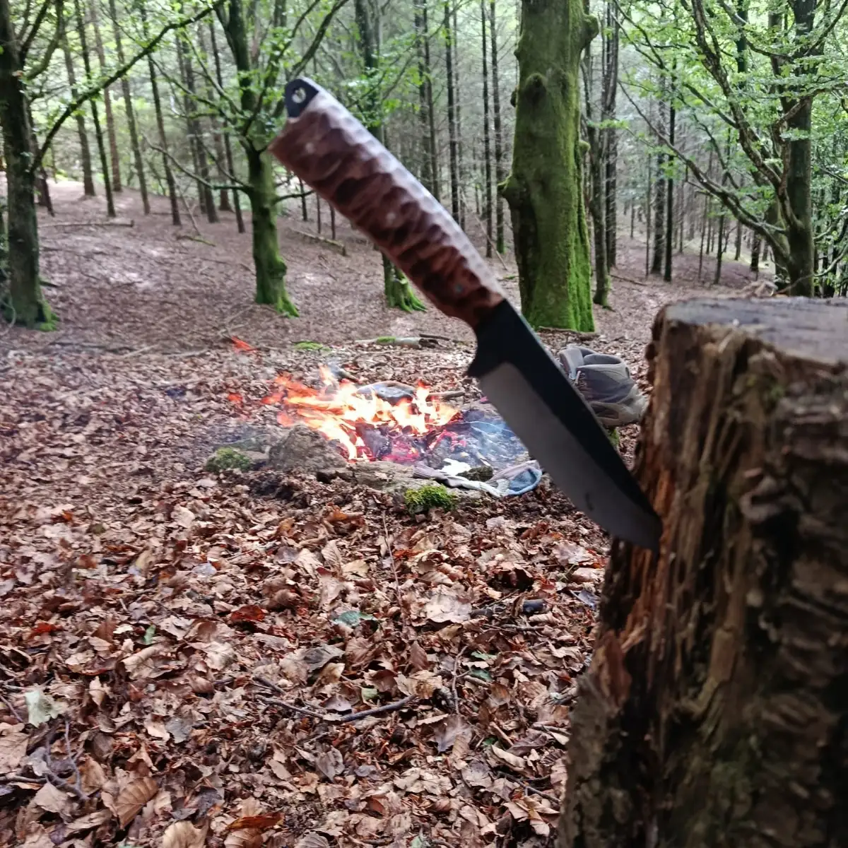 Couteau  Bushcraft manche en IF rose